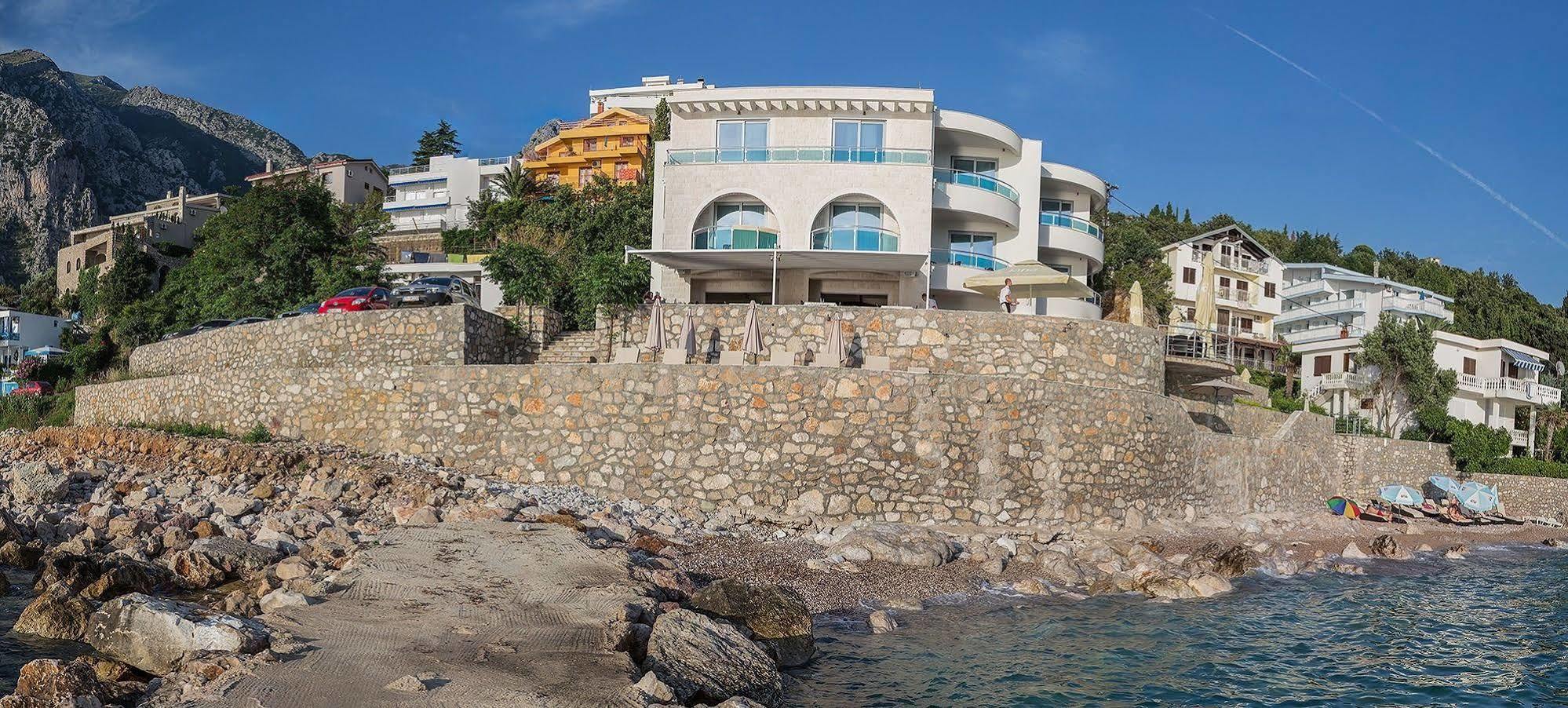 Love Live Hotel Sutomore Eksteriør bilde