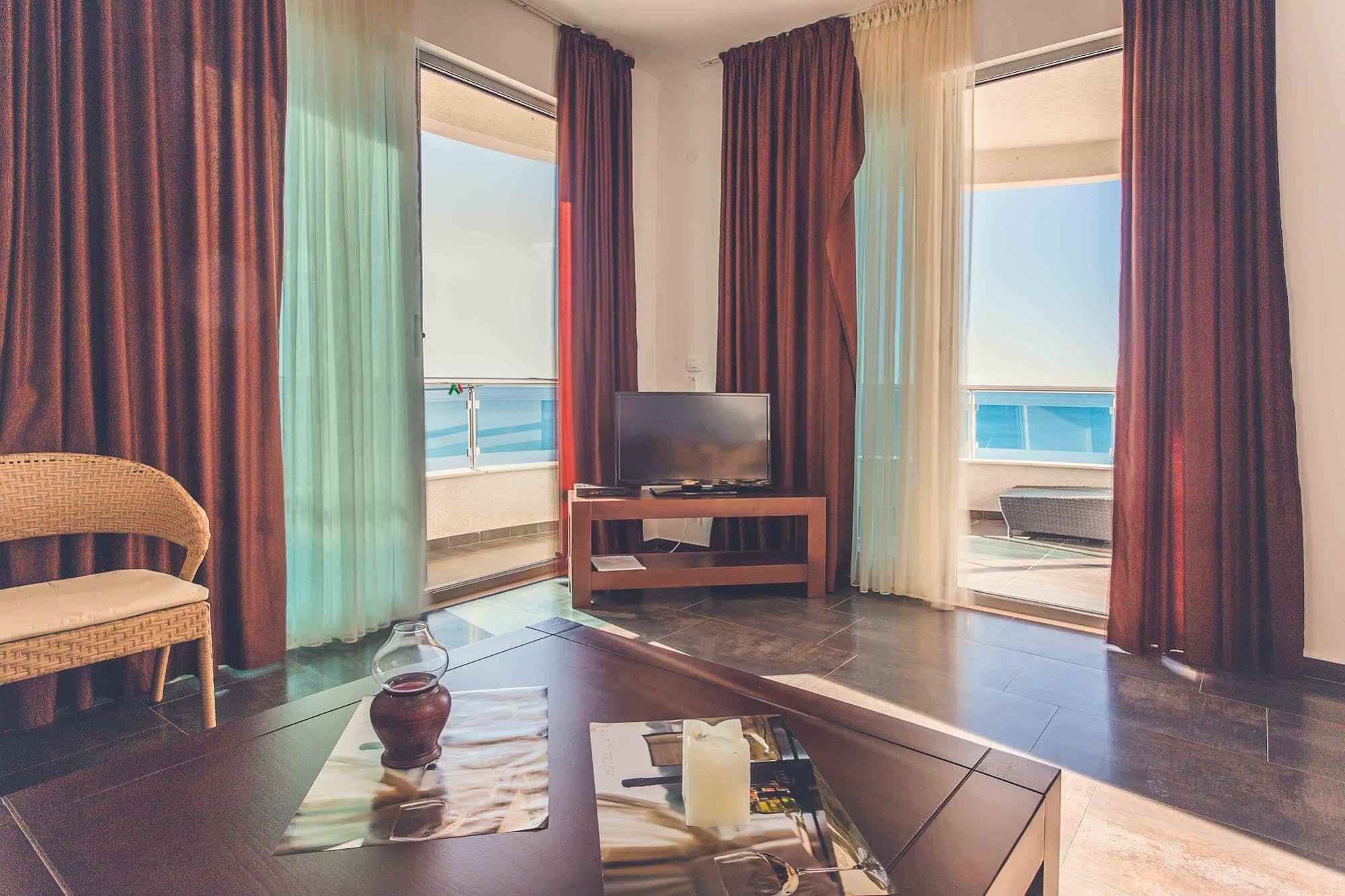 Love Live Hotel Sutomore Eksteriør bilde