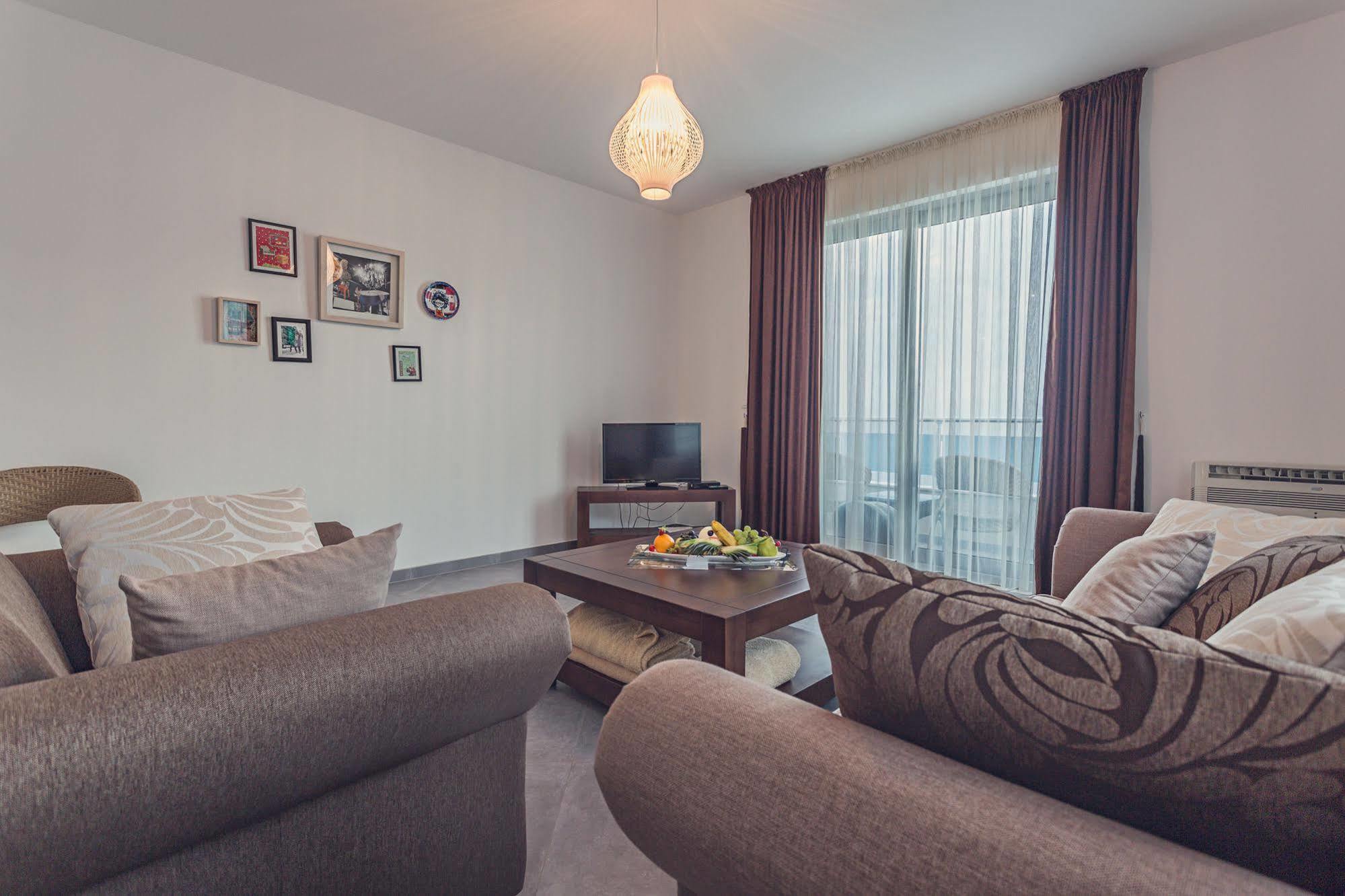 Love Live Hotel Sutomore Eksteriør bilde